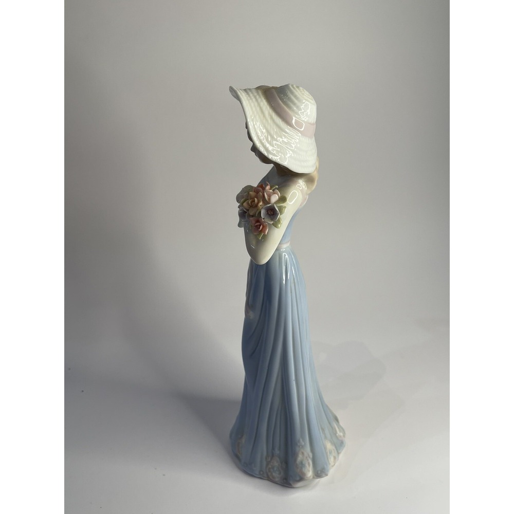 VINTAGE HOUSE OF LLOYD PORCELAIN LADY FIGURINE GATHERING FLOWERS 1998 - Picture 5 of 7